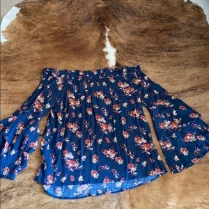 Off the shoulder flowy top! Great condition!